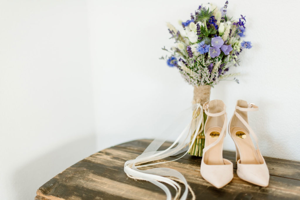 Wunderschöne Lavendel Hochzeit mit einer kleinen Trauung im Standesamt Blaubeuren. Angefangen mit einem Getting Ready und vielen Detailshots, nach der Trauung ging es direkt in die Natur für die Brautpaarfotos.